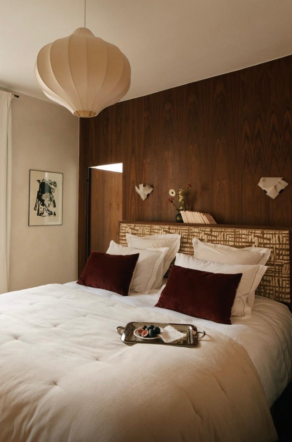 Chambre habillée de noyer avec tête de lit en tissu graphique et suspension en lin