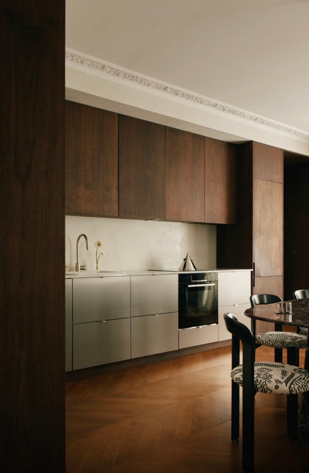Cuisine ouverte en noyer et façades inox, appartement haussmannien rue Choron, Paris 9E